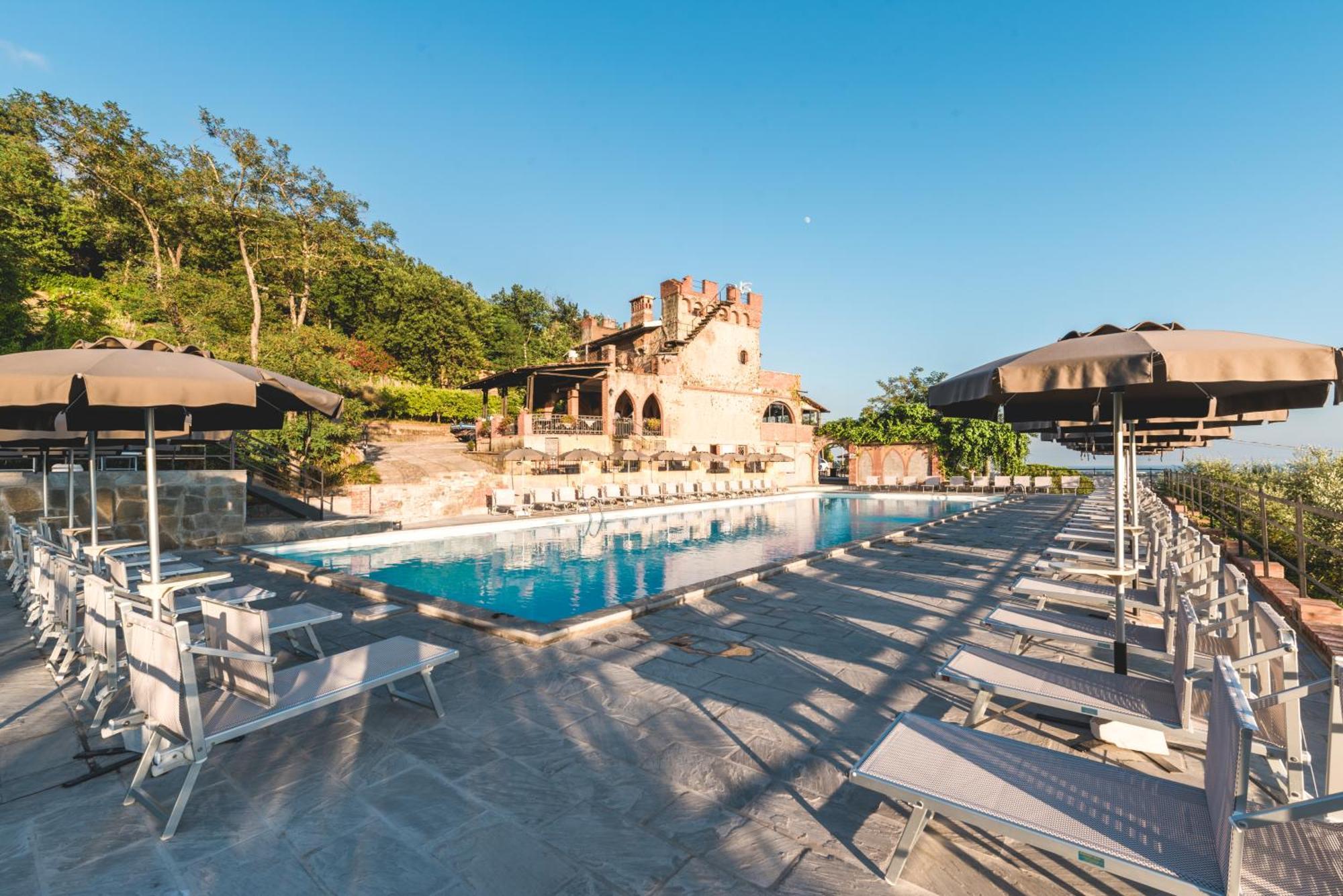 Ippotur Medieval Resort Castelnuovo di Magra Exterior foto